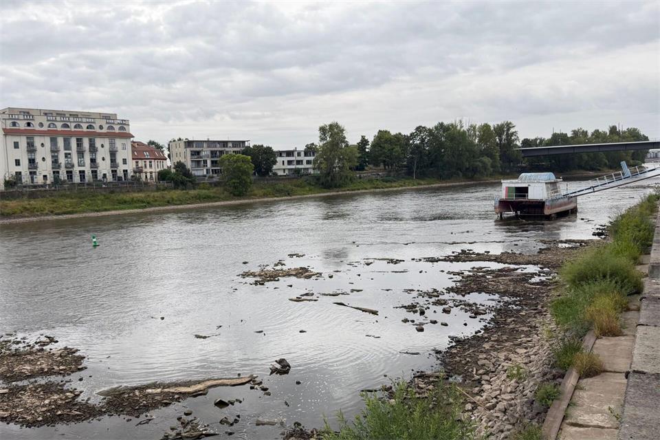 Blick über die Elbe bei Niedrigwasser. Der Pegelstand der Elbe ist auf 34 Zentimeter an der Strombrücke in der Landeshauptstadt gefallen.Simon Kremer/dpa