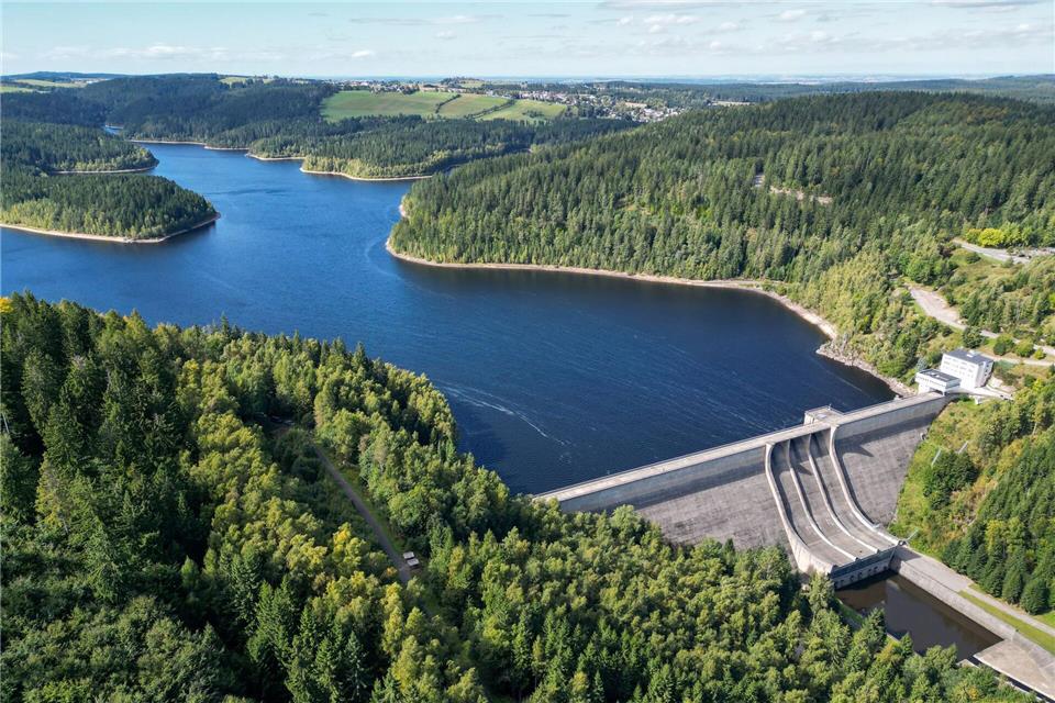 Blick über die Talsperre Eibenstock im Erzgebirge. Hier wird seit 35 Jahren der Waldumbau forciert. Hendrik Schmidt/dpa