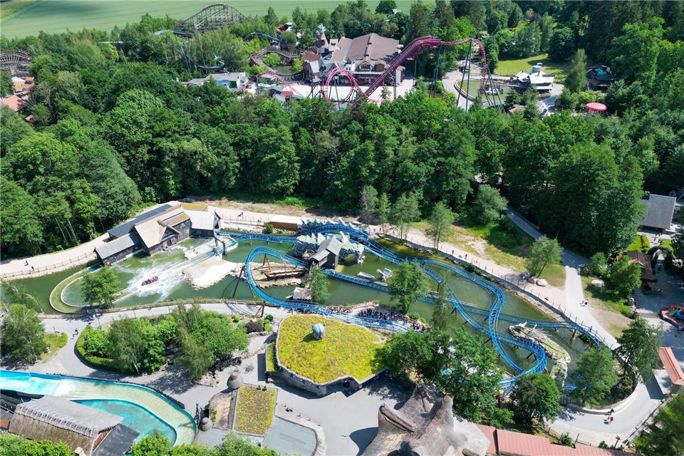 Blick über die neue Wasser-Achterbahn „Dønnervind“ im Freizeitpark Plohn.Hendrik Schmidt/dpa