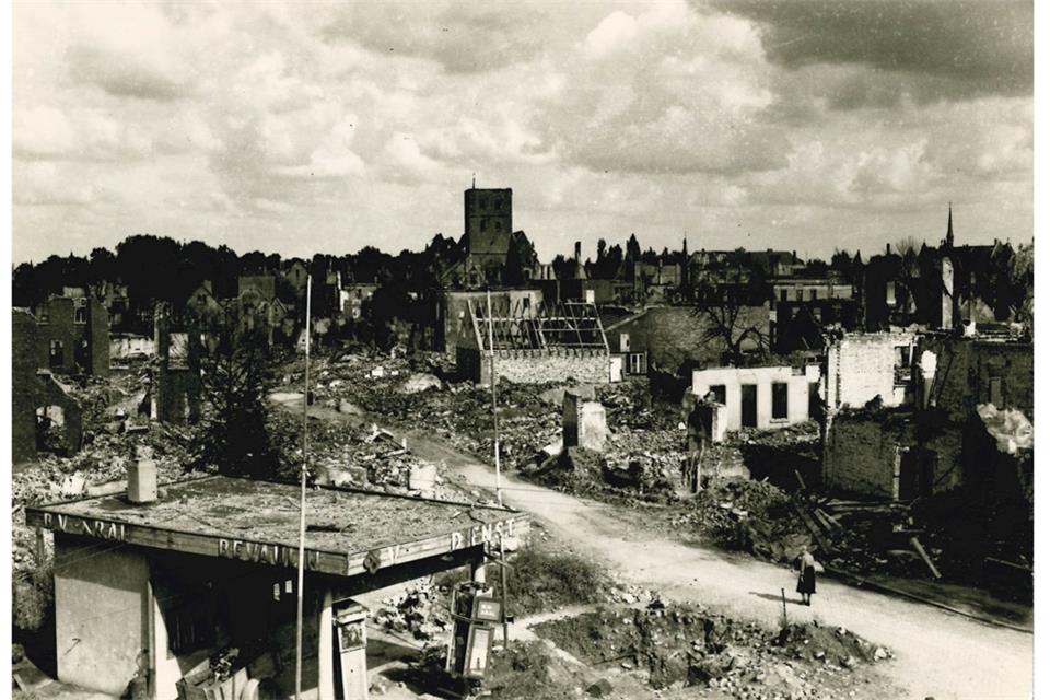 Blick über die zerstörte Innenstadt Richtung Remigius-Kirche, die ohne Turmhaube dasteht