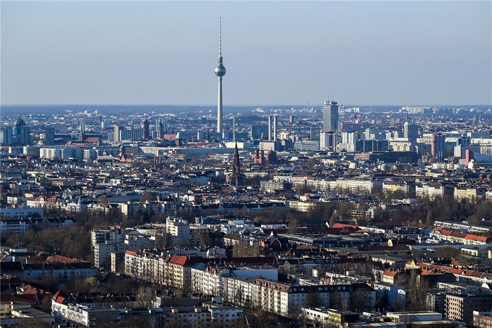 Blick vom Berliner Estrel Tower, der 2026 eröffnet werden soll. (Archivbild)Jens Kalaene/dpa