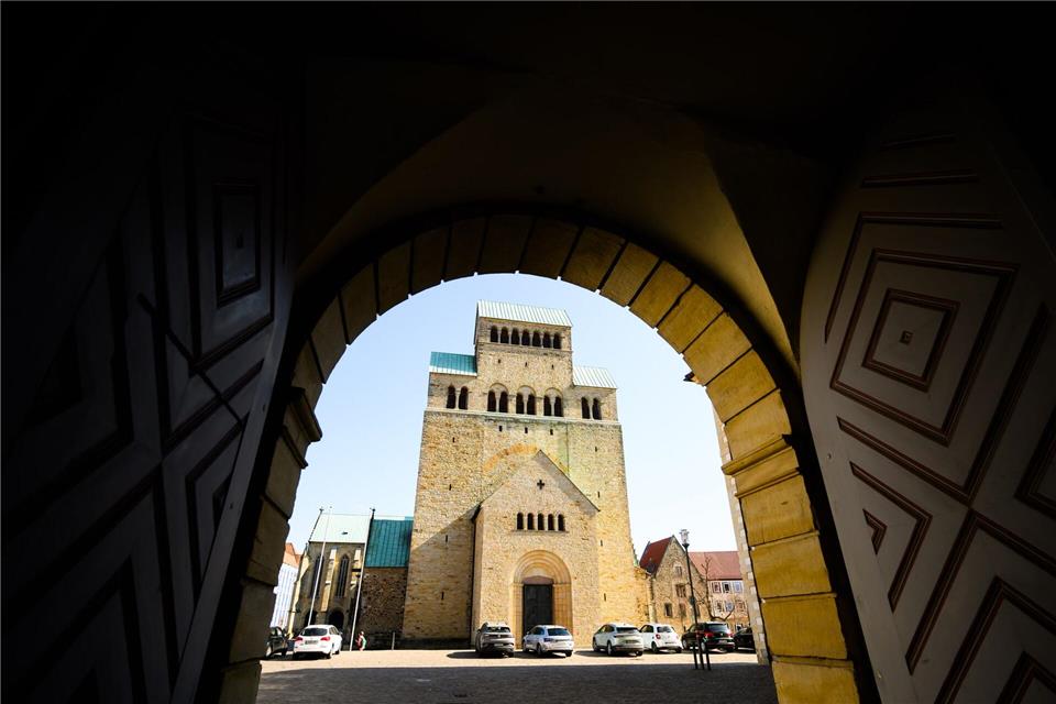 Blick vom Bischöflichen Generalvikariat auf den Hildesheimer Dom. Die Aufarbeitung sexualisierter Gewalt beschäftigt das Bistum Hildesheim weiterhin. (Symbolbild)Julian Stratenschulte/dpa