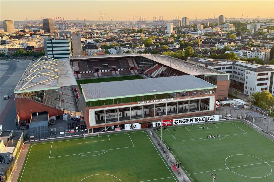 Blick vom Flakbunker in St. Pauli auf das Millerntor-Stadion.Wolfgang Stelljes/dpa-tmn