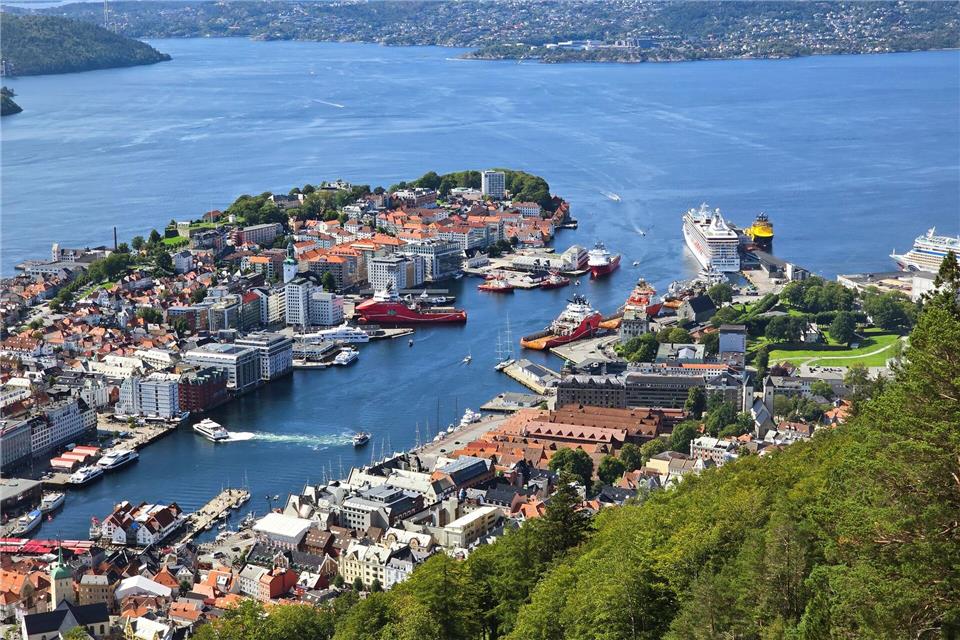 Blick vom Hausberg Fløyen: Bergen liegt zwischen den steilen Hängen einer Fjordlandschaft.Bettina Hagen/dpa-tmn