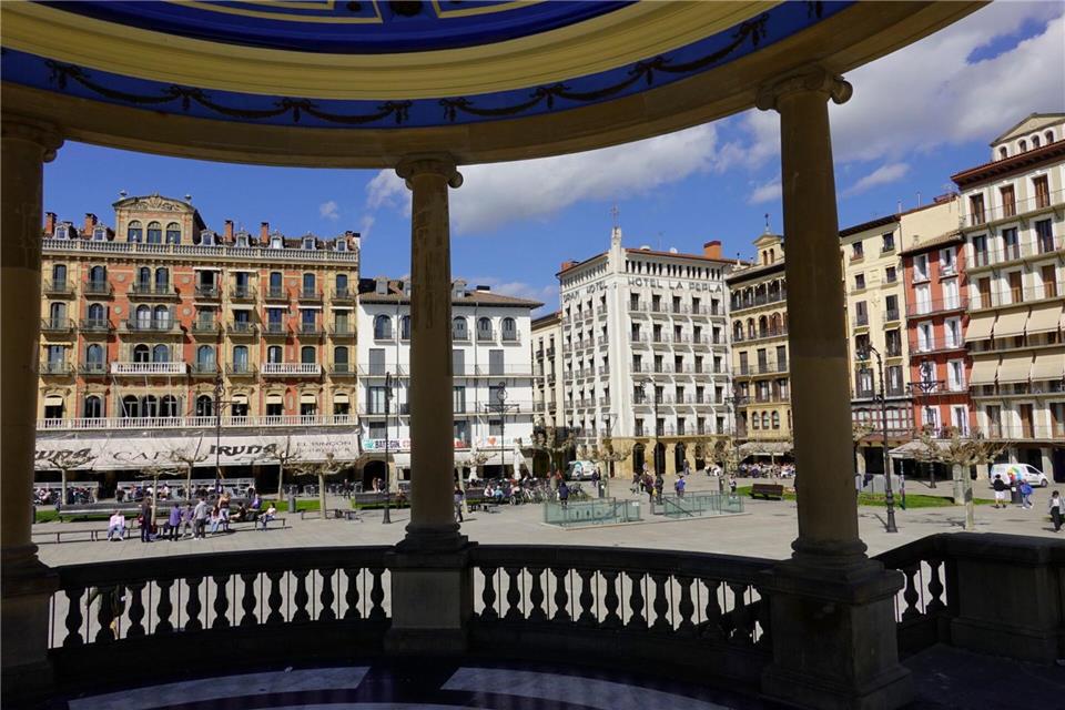 Blick vom Pavillon des Hauptplatzes von Pamplona auf das „Café Iruña“ (links) und das „Gran Hotel La Perla“.Andreas Drouve/dpa-tmn