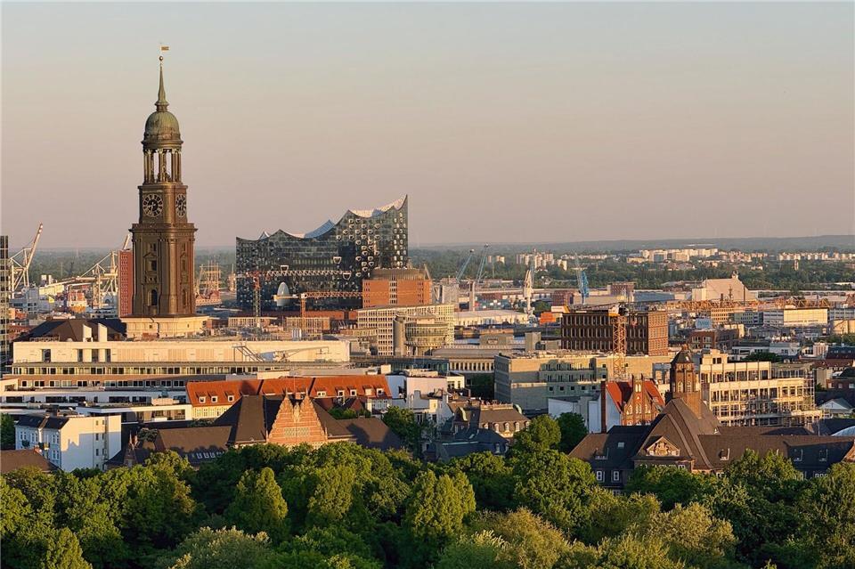 Blick vom neuen Wahrzeichen aus zu den anderen Wahrzeichen Hamburgs: Michel und Elbphilharmonie vom Flakbunker aus gesehen.Wolfgang Stelljes/dpa-tmn