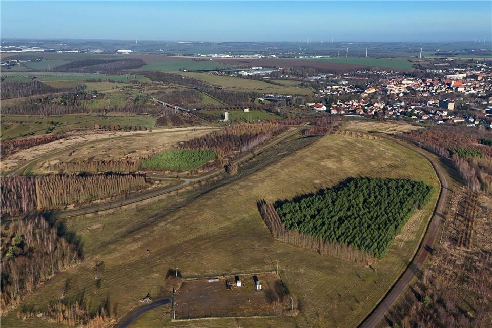 Blick von der Schmirchauer Höhe auf das frühere Bergbaugelände unweit von Ronneburg. Begonnen hat der Uranabbau 1946 in Sachsen und Thüringen.Martin Schutt/dpa