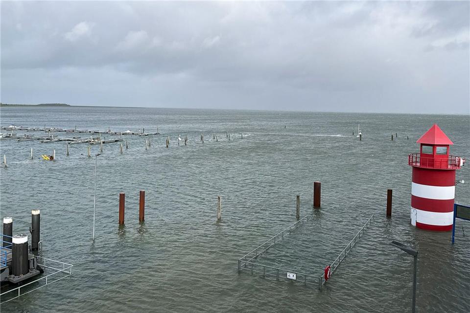 Blick von einer Fähre auf den überfluteten Jachthafen auf der Insel Föhr. Birgitta von Gyldenfeldt/dpa