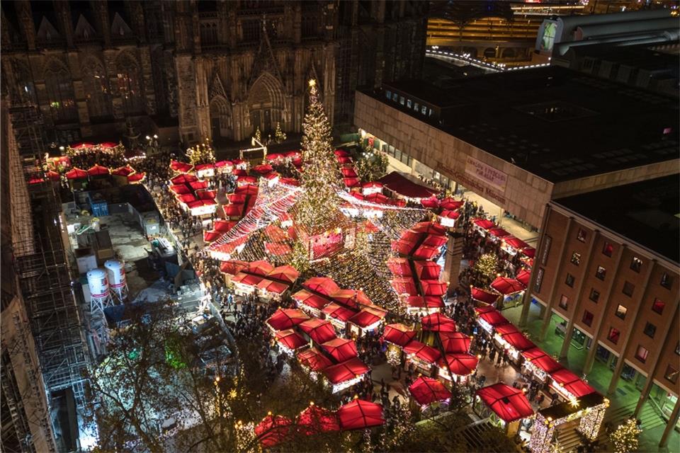 Blick von oben auf den Weihnachtsmarkt am Dom in Köln.