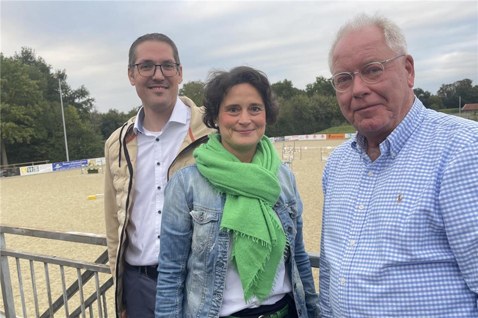 Blicken mit Stolz auf die infrastrukturelle Entwicklung bei ihrem ZRFV Borken: (von links) die Geschäftsführung Henning Schulte-Geldermann und Julia Garvert sowie Vereinschef Thomas Willing.