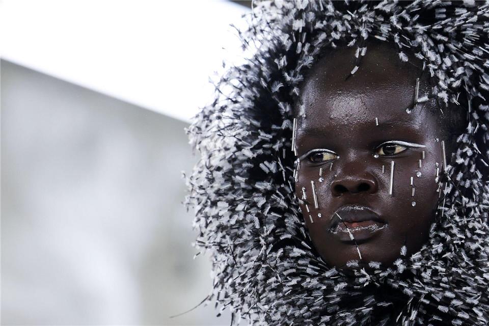 Blickfang auf der Pariser Modewoche: Ein Model präsentiert eine Kreation von Celia Kritharioti.Behrouz Mehri/AFP/dpa
