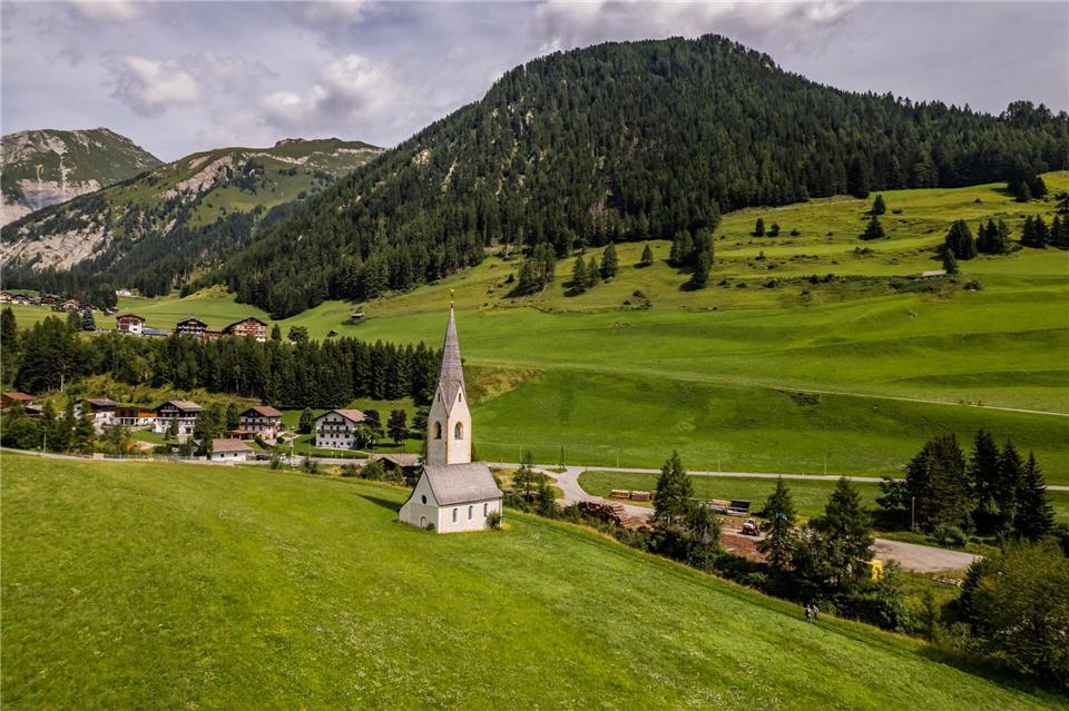 Blickfang auf der grünen Wiese: die Kapelle St. Georg in Kals am Großglockner.Peter Maier/Tirol Werbung/dpa-tmn