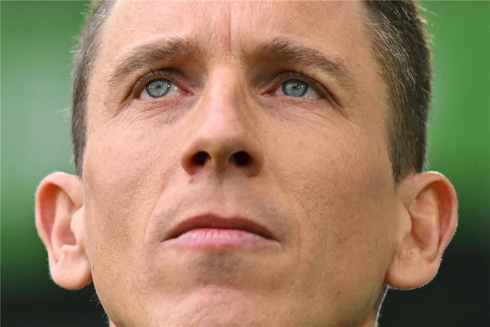 Blickt mit seiner Mannschaft in eine düstere Zukunft: VfL Wolfsburgs Cheftrainer Daniel Bauer. Swen Pförtner/dpa