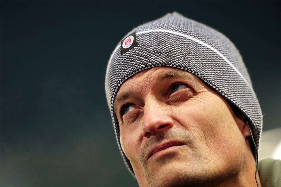 Blickte vor dem Spiel skeptisch: FC St. Paulis Cheftrainer Alexander Blessin. Christian Charisius/dpa