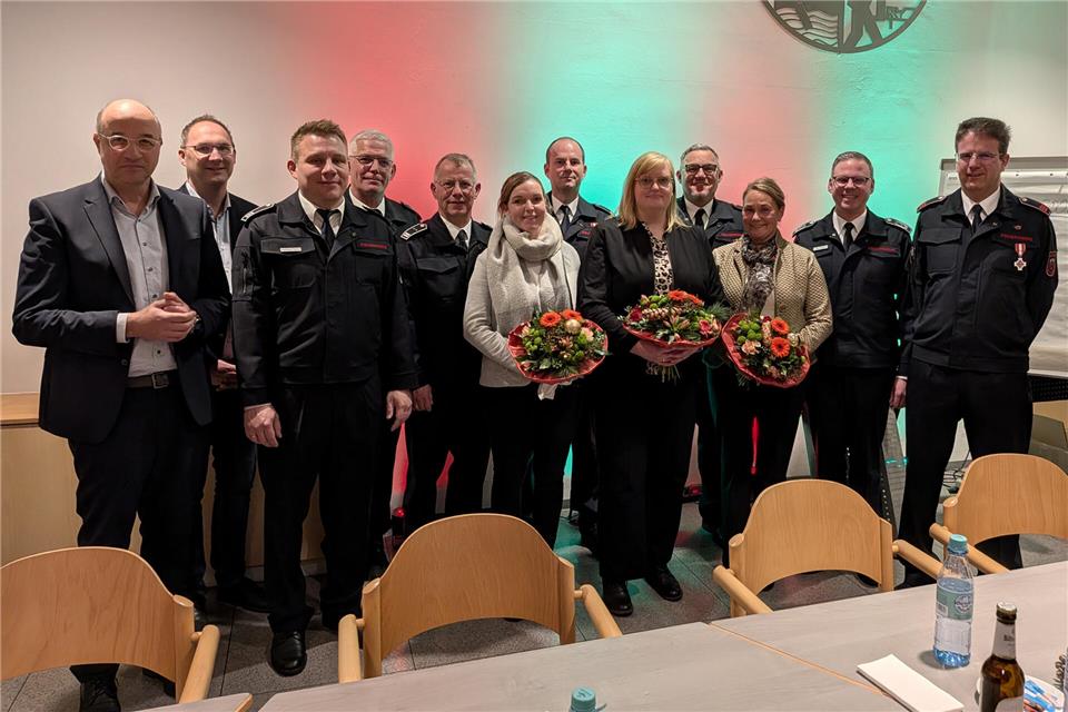 Blickten auf das Jahr bei der Feuerwehr zurück (v.l.): Norbert Nießing, Rene Terwolbeck, Mattias Hanne, Stefan Döking, Andreas Saure, Melanie Bongartz, Dominik Bongartz, Melanie Greifeld, Carsten Greifeld, Eva Sobbe, Kai Sobbe und Tobias Sühling,