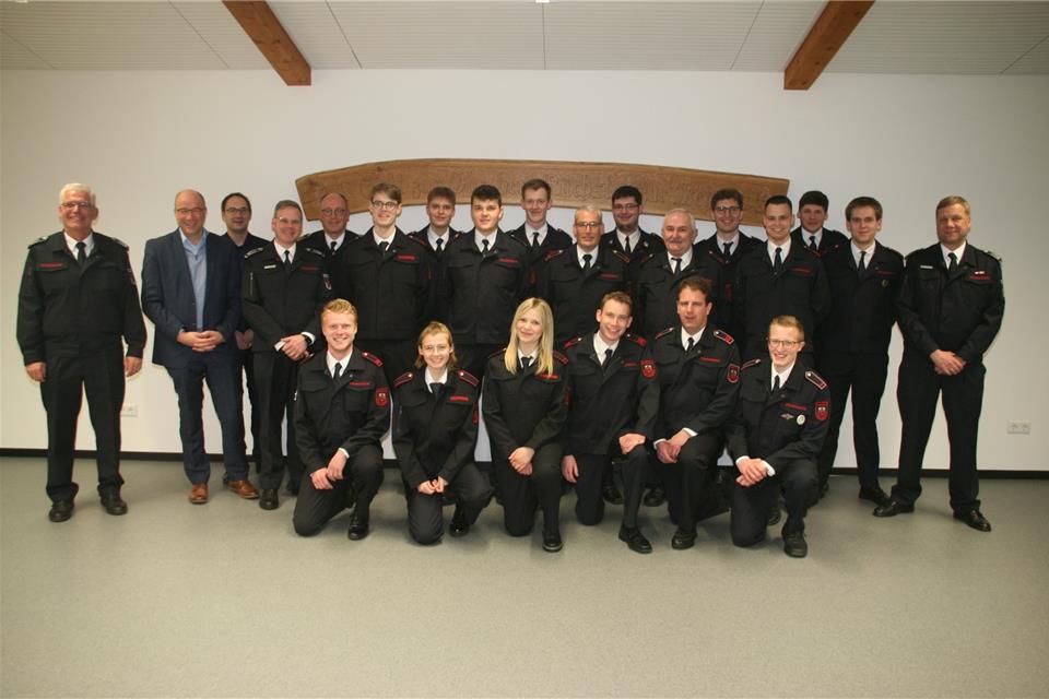 Blickten mit Feuerwehrleuten auf ein einsatzreiches Jahr für die vier Löschzüge der Borkener Feuerwehr zurück (h.v.l.): Wehrleiter Stefan Döking, Erster Beigeordneter der Stadt Norbert Nießing, Ordnungsamtsleiter Rene Terwolbeck, stellvertretender Wehrleiter Kai Sobbe und stellvertretender Kreisbrandmeister Thomas Deckers. Ganz rechts stellvertretender Wehrleiter Andre Pöpping. Dazwischen Geehrte und Beförderte.