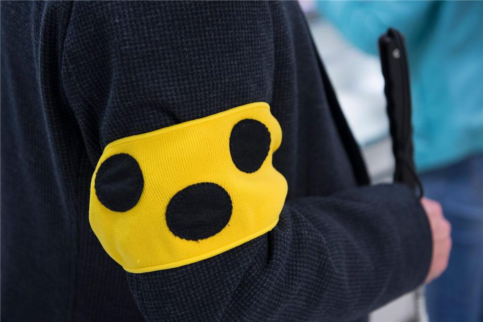 Blinde Menschen haben in Bayern Anspruch auf Blindengeld. (Symbolbild)Paul Zinken/dpa