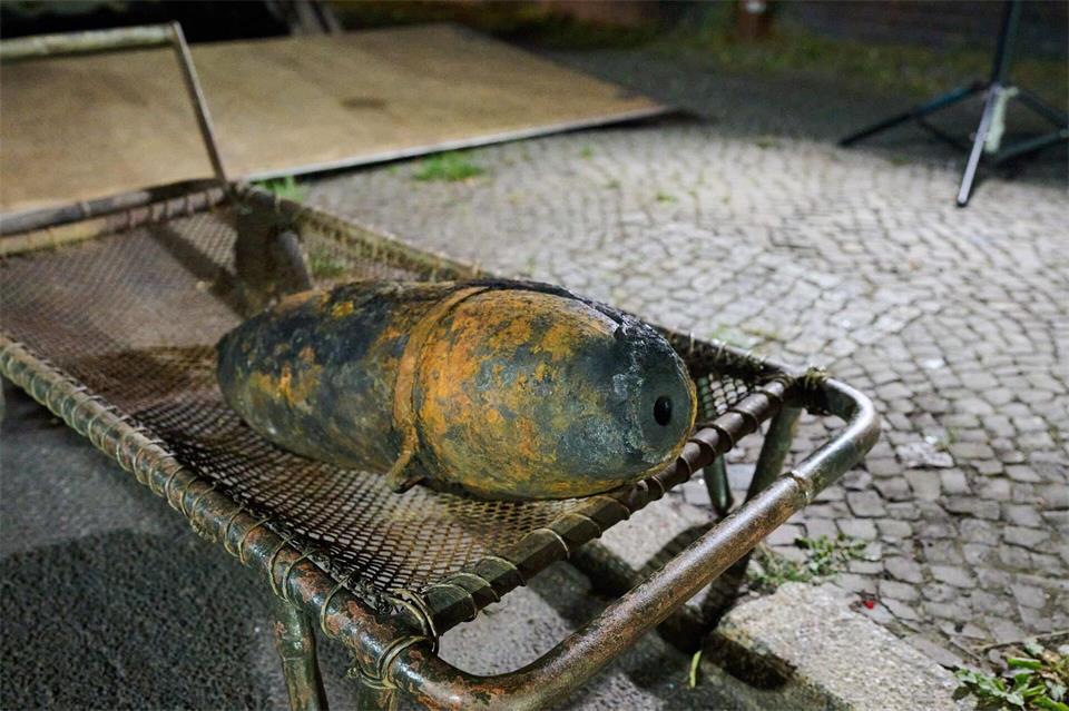 Blindgänger wie die gestern in Neukölln gefundene liegen noch zu Tausenden im Boden der Hauptstadt. (Archivbild)Annette Riedl/dpa