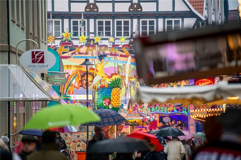 Blinkende Jahrmarktbuden und rasante Fahrgeschäfte vor historischer Kulisse in Soest: Der Markenkern der Allerheiligenkirmes in Soest. (Archivbild)David Inderlied/dpa