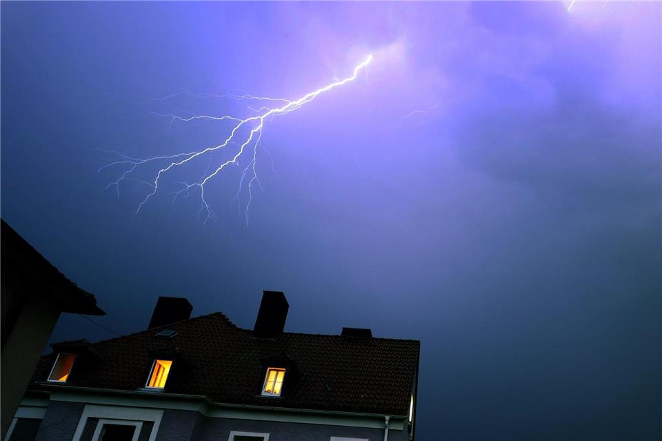 Blitz, Hagel, Donner: Das Unwetter sorgte für zahlreiche Einsätze, vor allem im Süden und Osten Bayerns. (Archivbild) picture alliance/dpa