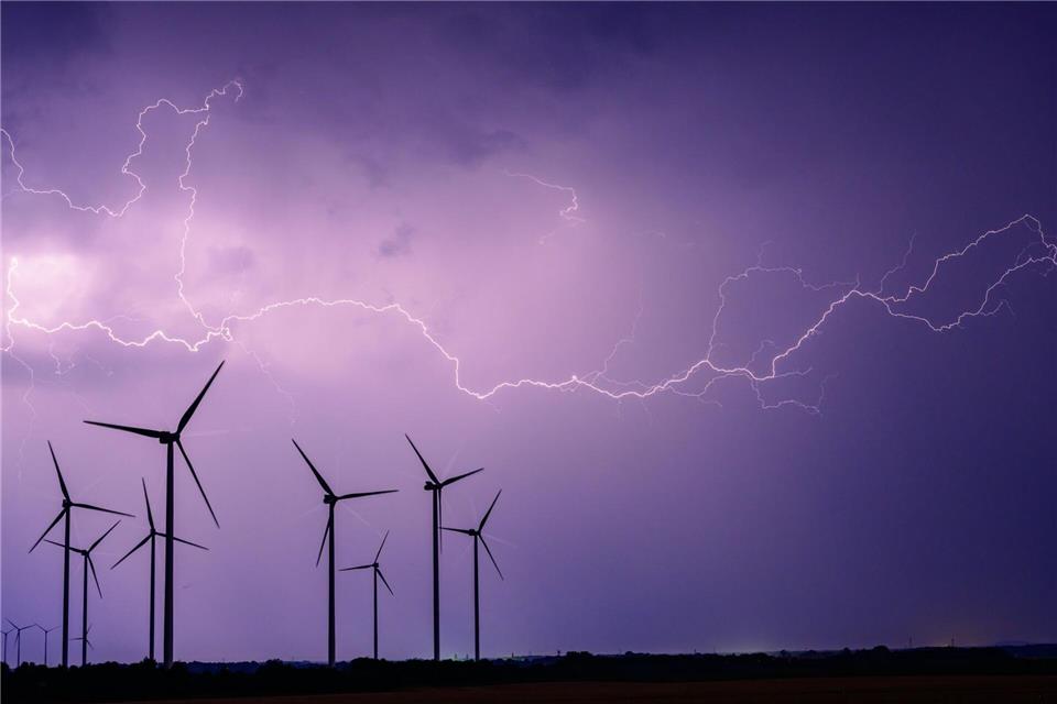 Blitze entladen sich am Himmel über Brandenburg.Patrick Pleul/dpa
