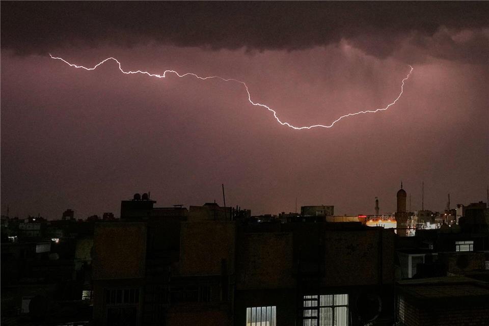 Blitze erhellen den Himmel, während ein Gewitter über Bagdad hinwegzieht.Hadi Mizban/AP/dpa
