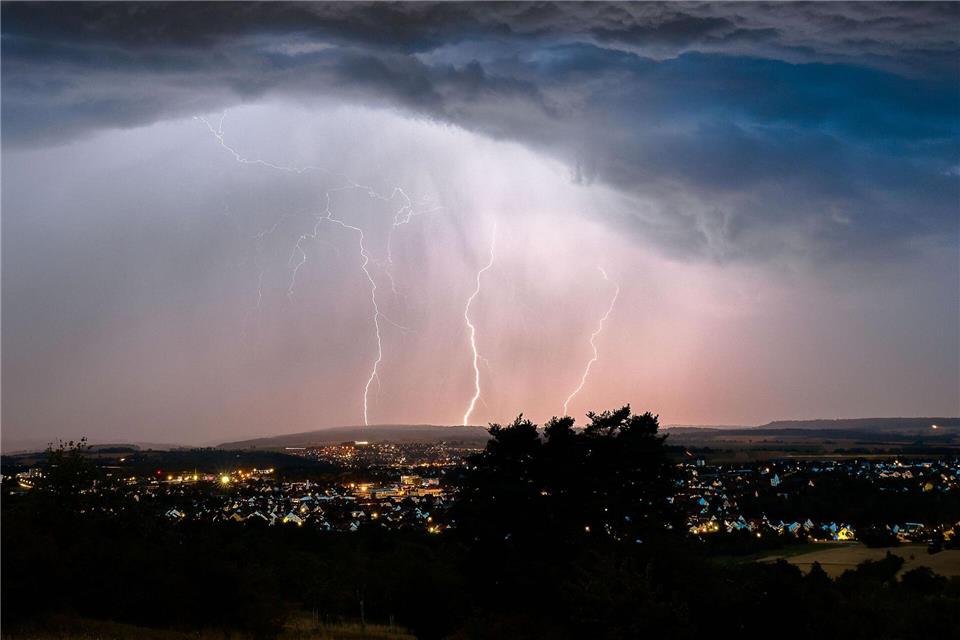 Blitze zucken bei einem Sommergewitter in der Nacht über Mössingen in Baden-Württemberg.Nicklas Walther/onw-images/dpa