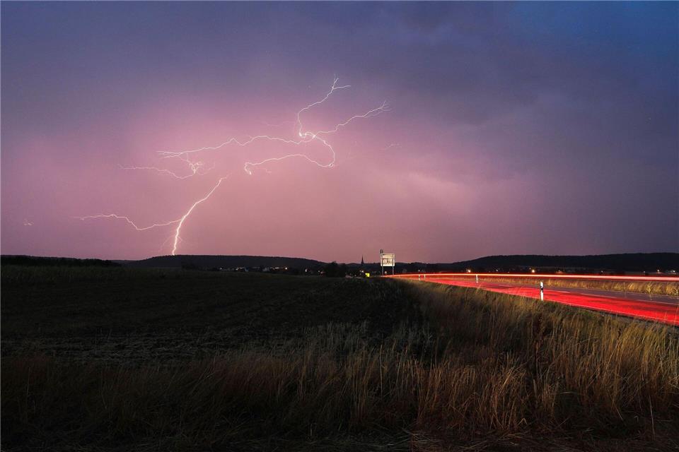 Blitze zucken bei einem abendlichen Gewitter über Mittelfranken.Alexander Wolf/onw-images/dpa