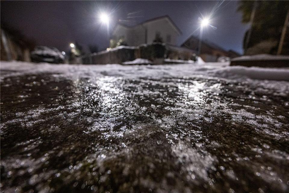 Blitzeis verwandelte Straßen in Bayern in spiegelglatte Rutschbahnen. Armin Weigel/dpa