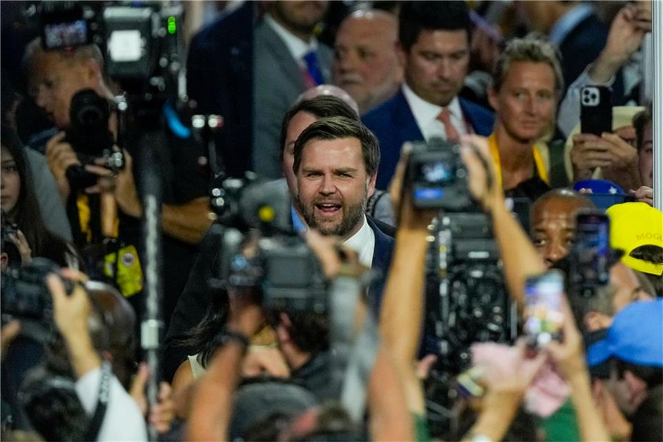 Blitzlichtgewitter für Trumps Vize: J.D. Vance wird beim Parteitag der Republikaner in Milwaukee von einer jubelnden Menge empfangen.