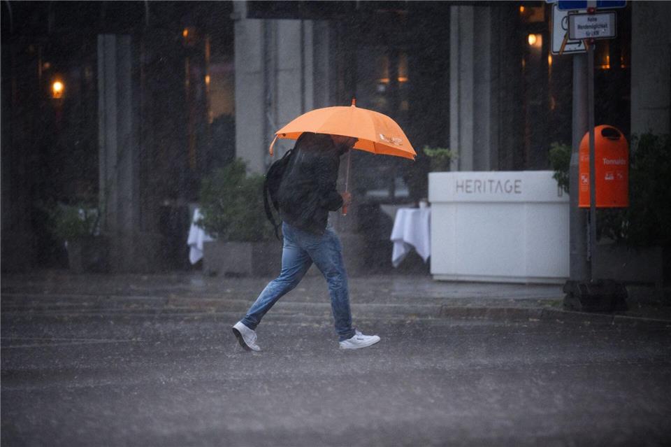 Blitzschlag-Gefahr: Wenn ein Gewitter mit Blitzen über einem tobt, sollte man sich lieber von seinem Regenschirm trennen.picture alliance/dpa