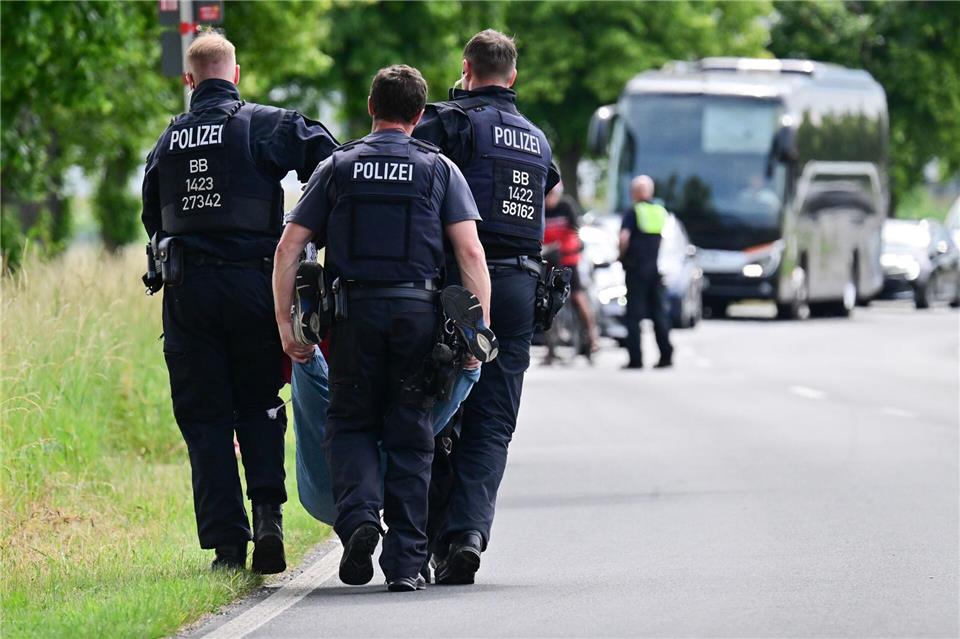 Blockierte Zufahrtsstraßen sorgen zum Start der ILA für Verzögerungen bei der Anreise. Polizisten tragen eine Aktivistin weg.Sebastian Christoph Gollnow/dpa