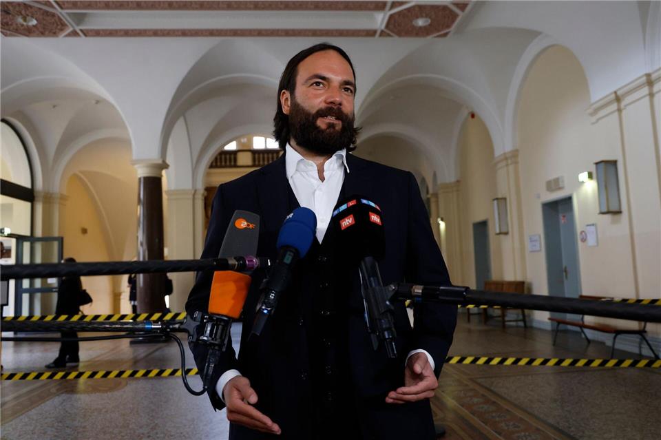 Blocks Verteidiger Ingo Bott gibt am Rande des Prozesses ein Statement ab.Georg Wendt/dpa