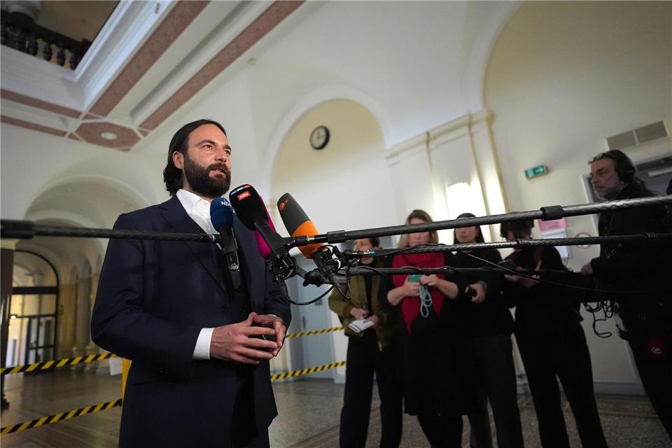 Blocks Verteidiger Ingo Bott gibt vor der Presse ein Statement ab.Marcus Brandt/dpa