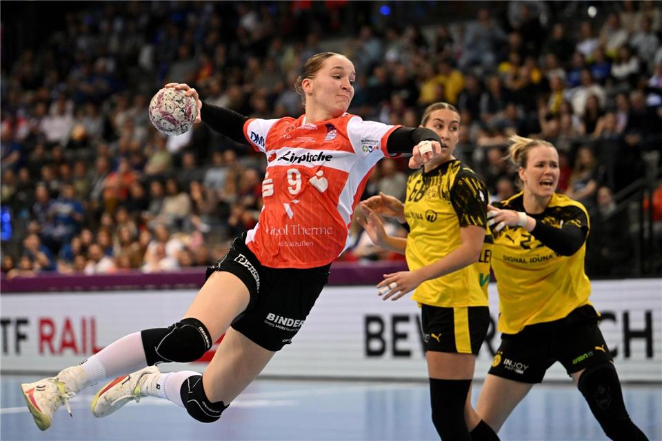 Blombergs Topspielerin Nieke Kühne (vorn) ist Meisterin und „Spielerin der Saison“. (Archivbild)Marijan Murat/dpa