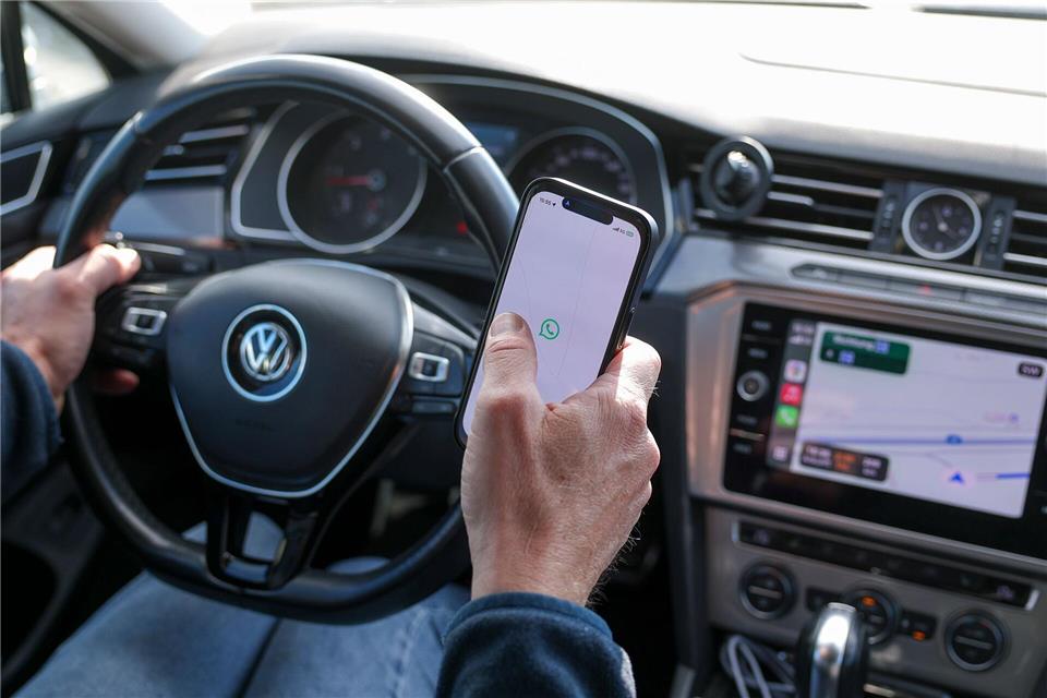 Bloß nicht ablenken lassen: So bleiben Sie beim Autofahren konzentriert.picture alliance/dpa