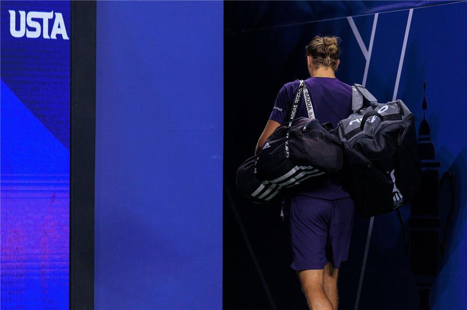 Bloß weg: Zverev trottete deprimiert aus dem Stadion.Javier Rojas/PI via ZUMA Press Wire/dpa