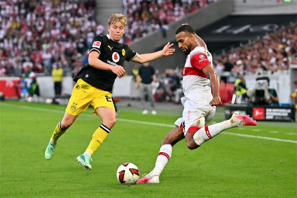 Bloß weg damit: Stuttgarts Josha Vagnoman (r) holt aus, beobachtet von BVB-Spieler Daniel Svensson.Jan-Philipp Strobel/dpa