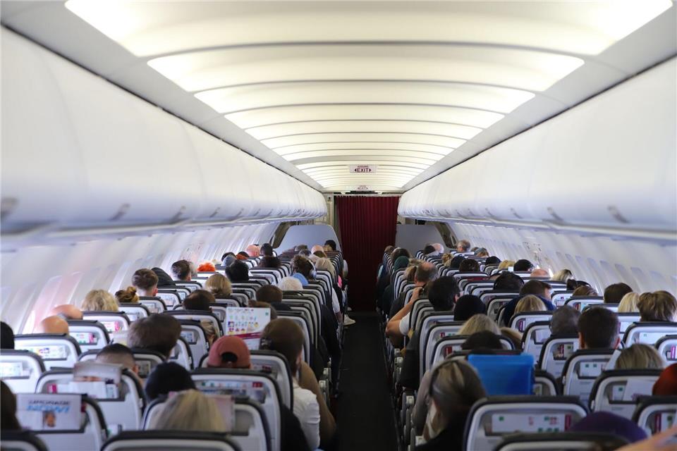 Bloßes Unwohlsein, Kreislaufbeschwerden oder Kopfschmerzen reichen rechtlich nicht aus, um bei einer überhitzten Kabine Anspruch auf Schmerzensgeld gegenüber der Airline geltend machen zu können.picture alliance/dpa