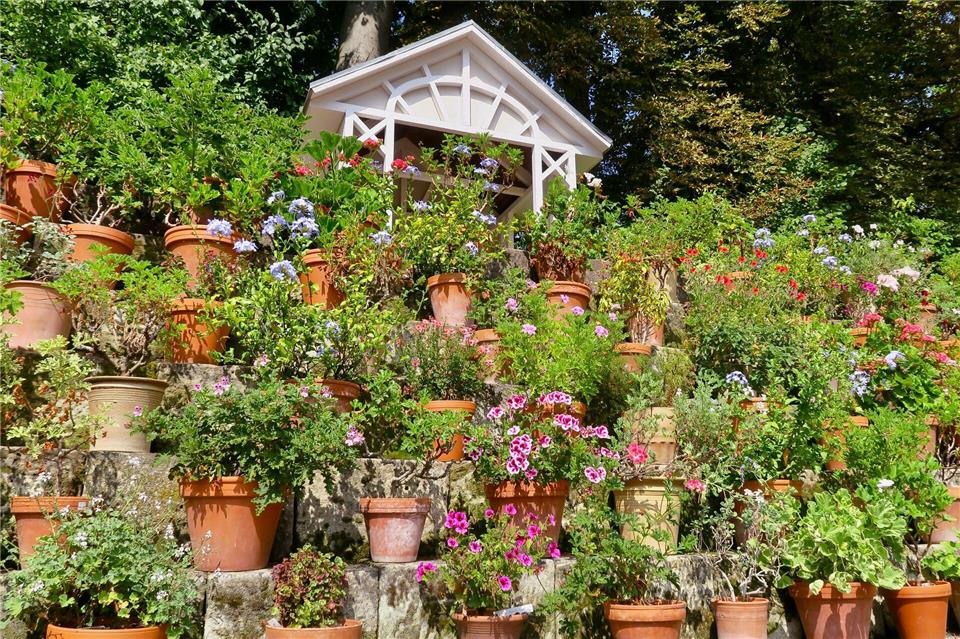 Blühend arrangiert: das sogenannte „Blumentheater“ im Park von Schloss Kochberg.Daniela David/dpa-tmn