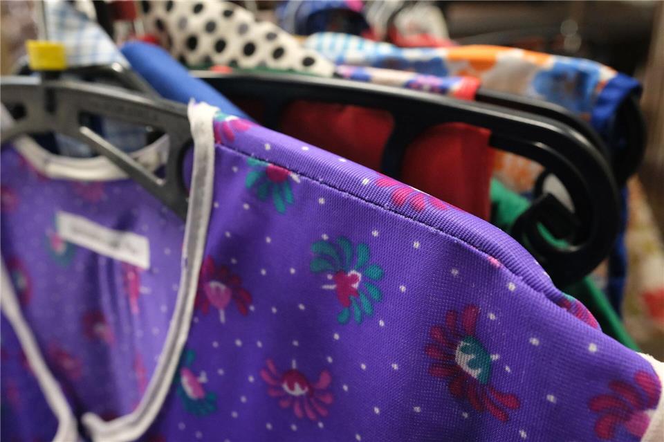 Blümchen, bunte Muster, Kunststoff: Im Westen wurde die Kittelschürze aus Nylon gefertigt, in der DDR aus der dort entwickelten Kunstfaser „Dederon“.Sebastian Willnow/dpa