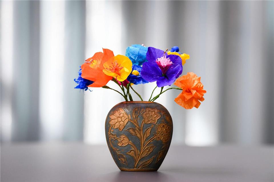 Blüten aus Krepppapier halten ewig - dieser Blumenstrauß bereitet also nicht nur am Muttertag Freude.Zacharie Scheurer/dpa-tmn