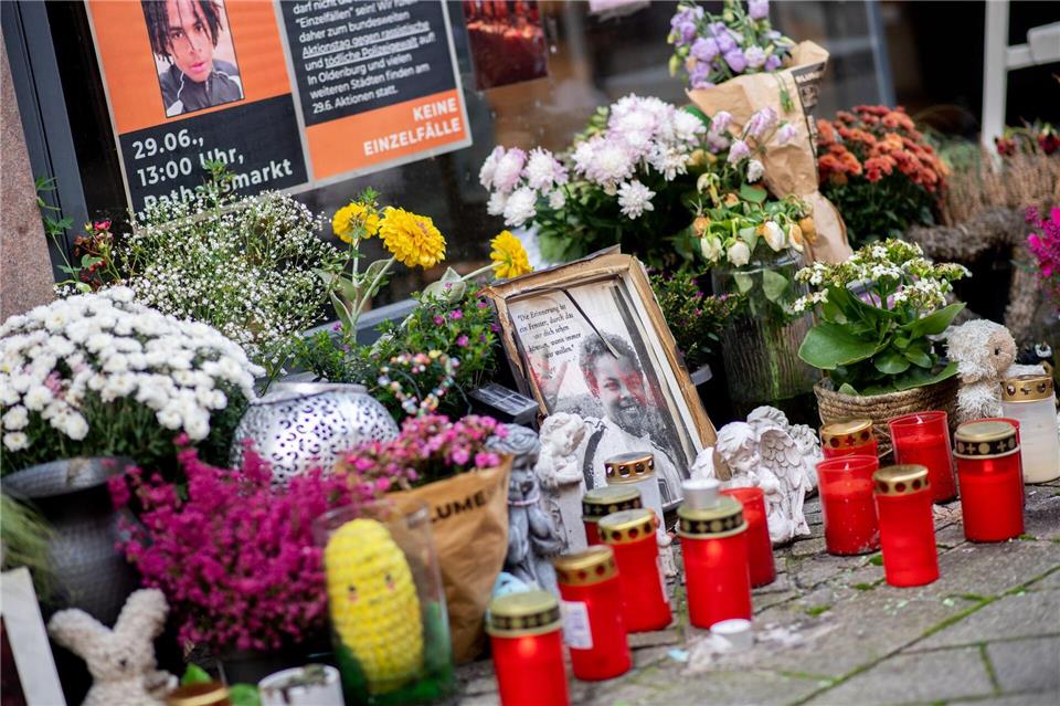 Blumen, Fotos und Kerzen am Tatort in Oldenburg erinnern an den Tod von Lorenz. Er starb durch Polizeischüsse. (Archivbild)  Hauke-Christian Dittrich/dpa