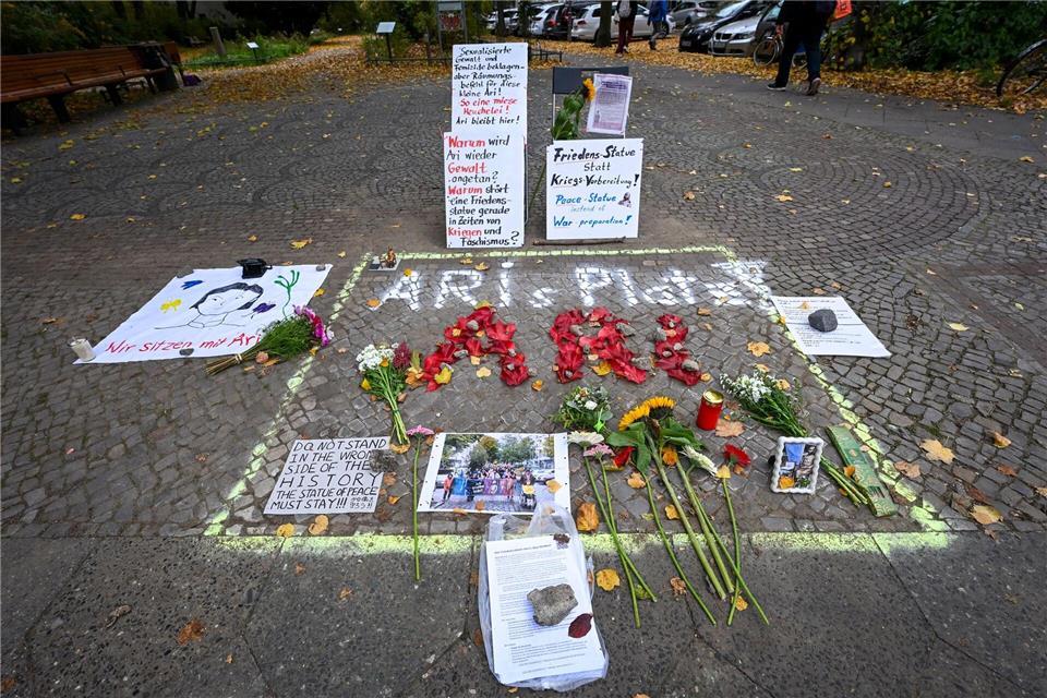 Bezirk lässt „Trostfrauen“-Denkmal abbauen Blumen, Kerzen, Plakate und Fotos liegen am bisherigen Platz des „Trostfrauen“-Denkmals. Jens Kalaene/dpa