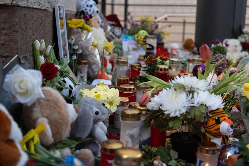 Blumen, Kerzen und Kuscheltiere liegen an der Unglücksstelle in Schramberg. Die Beerdigung von Mutter und Sohn fand in Rottweil statt. (Archivfoto)Joshua Rzepka/dpa