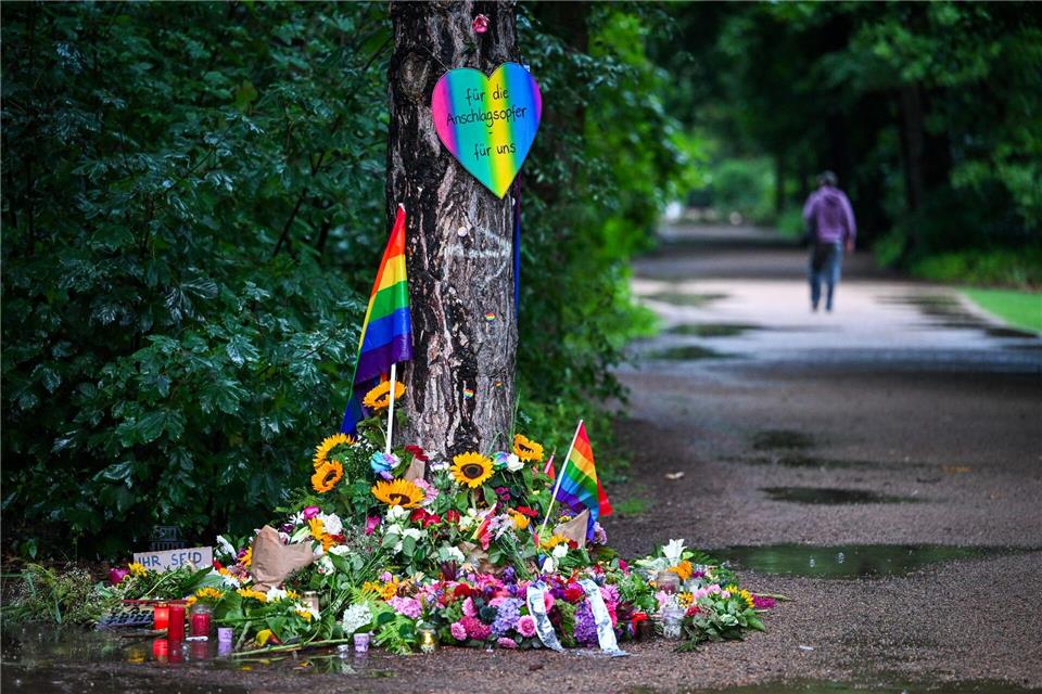 Blumen, Kerzen und persönliche Botschaften nahe dem Ort in Tiergarten, wo ein Fahrzeug am Rande des CSD in die Menge gefahren war. (Foto Archiv)Soeren Stache/dpa