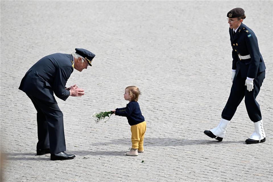 Blumen für den König: Ein kleines Kind gratuliert Carl Gustaf an seinem Ehrentag.Jessica Gow/TT News Agency/AP/dpa