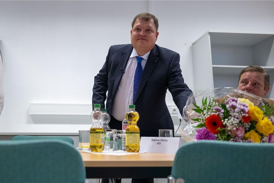 Blumen für den neuen Bürgermeister von Raguhn-Jeßnitz: Hannes Loth von der AfD.