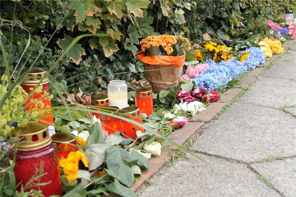 Blumen für die sechs Todesopfer von Stade.Jörn Hüneke/dpa