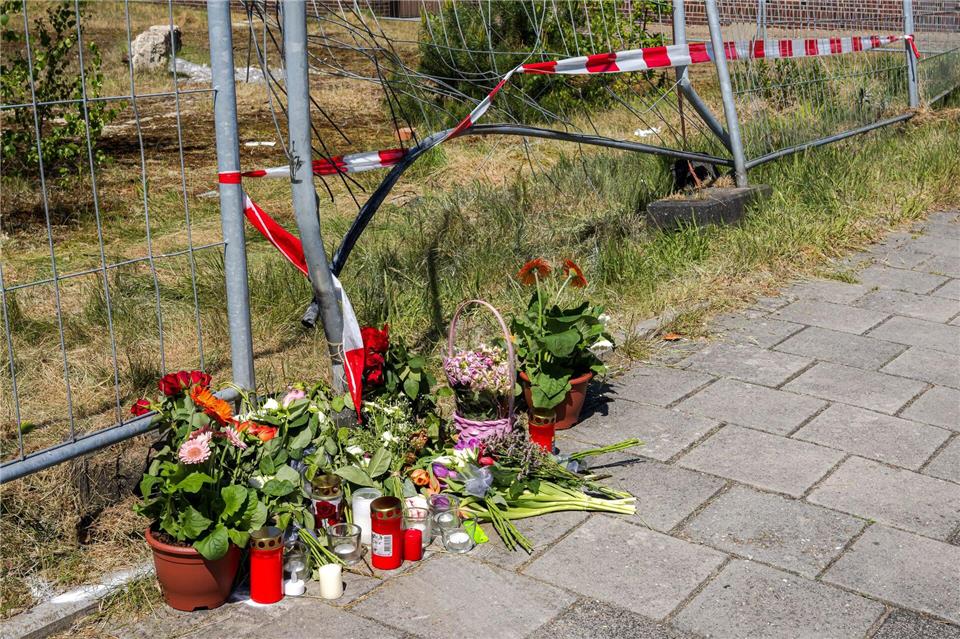 Blumen liegen am Tatort in Varel im Landkreis Friesland (Archivfoto). Der Prozess um einen mutmaßlich heimtückischen Mord mit einem Auto im Landkreis Friesland hat begonnen.Sina Schuldt/dpa